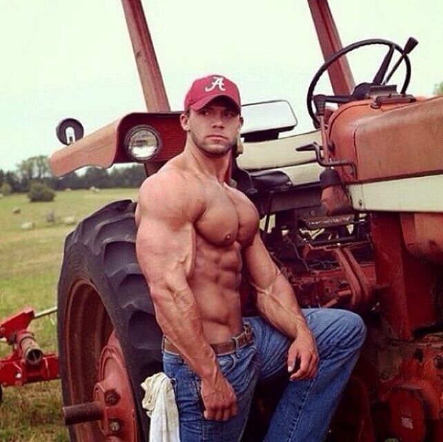Деревенские парни тоже умеют качать мышцы