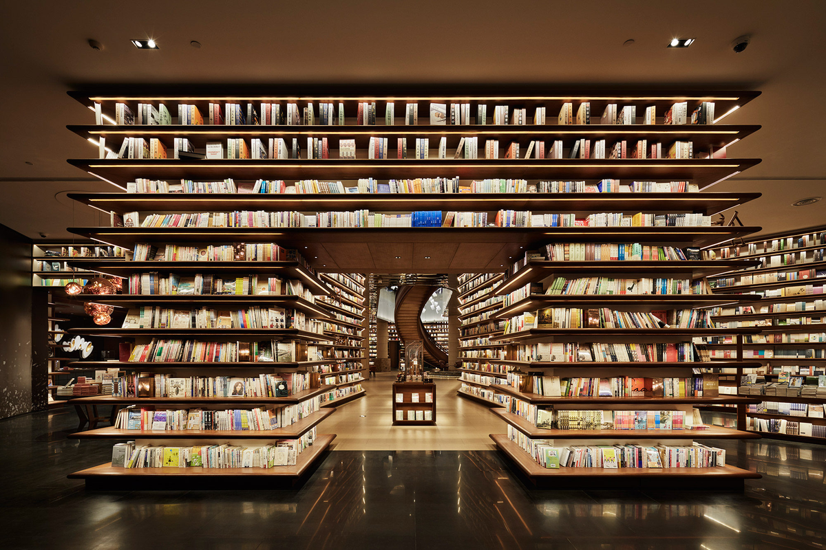 Книжный магазин. Современный книжный магазин. Книжные полки в магазине. Современная библиотека.