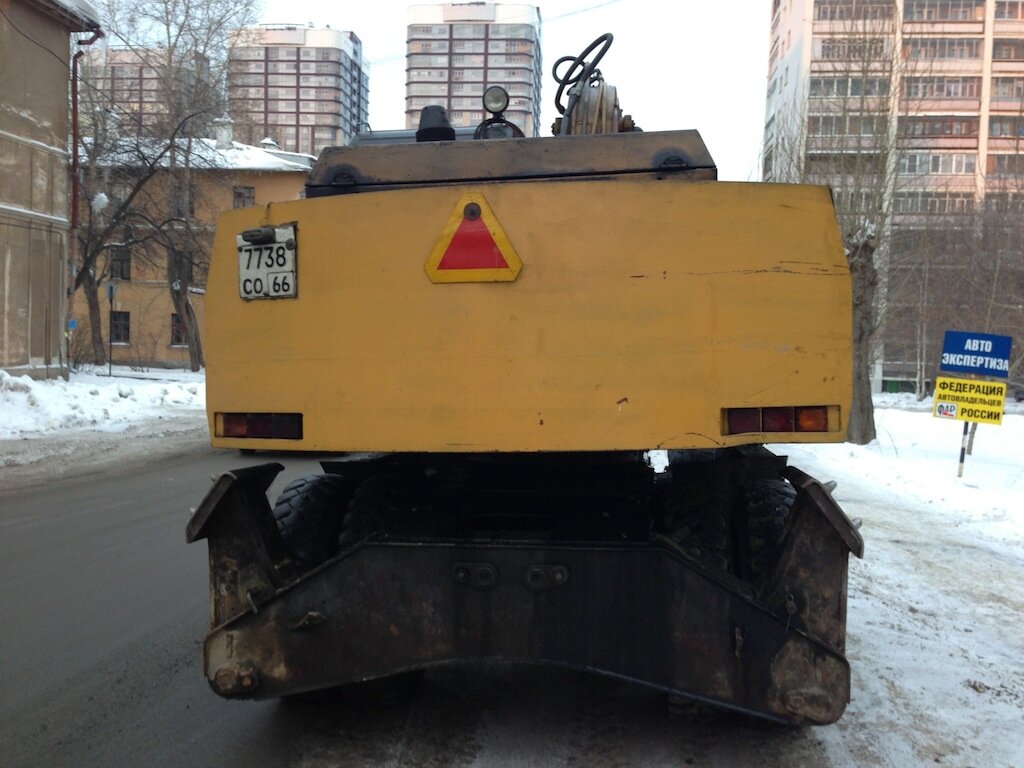 Тихоходное транспортное средство с соответствующим знаком. Фото: https://ic.pics.livejournal.com/medved01/12014400/248727/248727_original.jpg