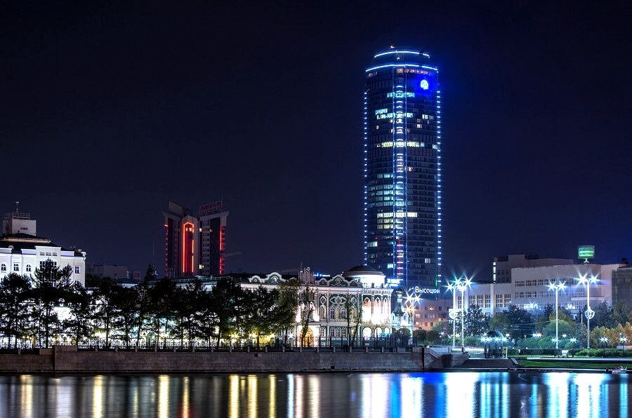 вечерняя набережная Екатеринбурга