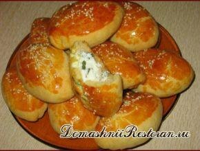 Погача - турецкая выпечка, безумно вкусная, мягкая, с золотистой корочкой. Начинкой для данной выпечки обычно служит твердый сыр, но выбрать можно любой на свой вкус. Можно делать как в форме пирожков, так и большого пирога.