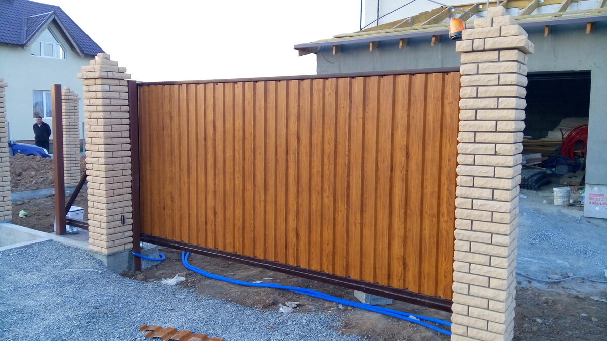 Для установки данного типа ворот необходимо учитывать основной параметр - это место для сдвига ворот, оно должно равняться проём плюс половина проёма. Если Ваш проём равен четыре метра - то сторона отката должна быть четыре метра плюс два метра, то есть шесть метров. И мы получаем, что общая длинна ворот+стороны отката должна равняться десять метров. Тогда нет ни каких проблем!