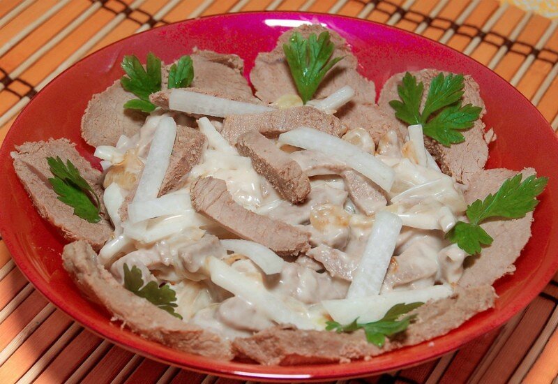 Салат "Проще простого" с говядиной и редькой-вариант подачи блюда.