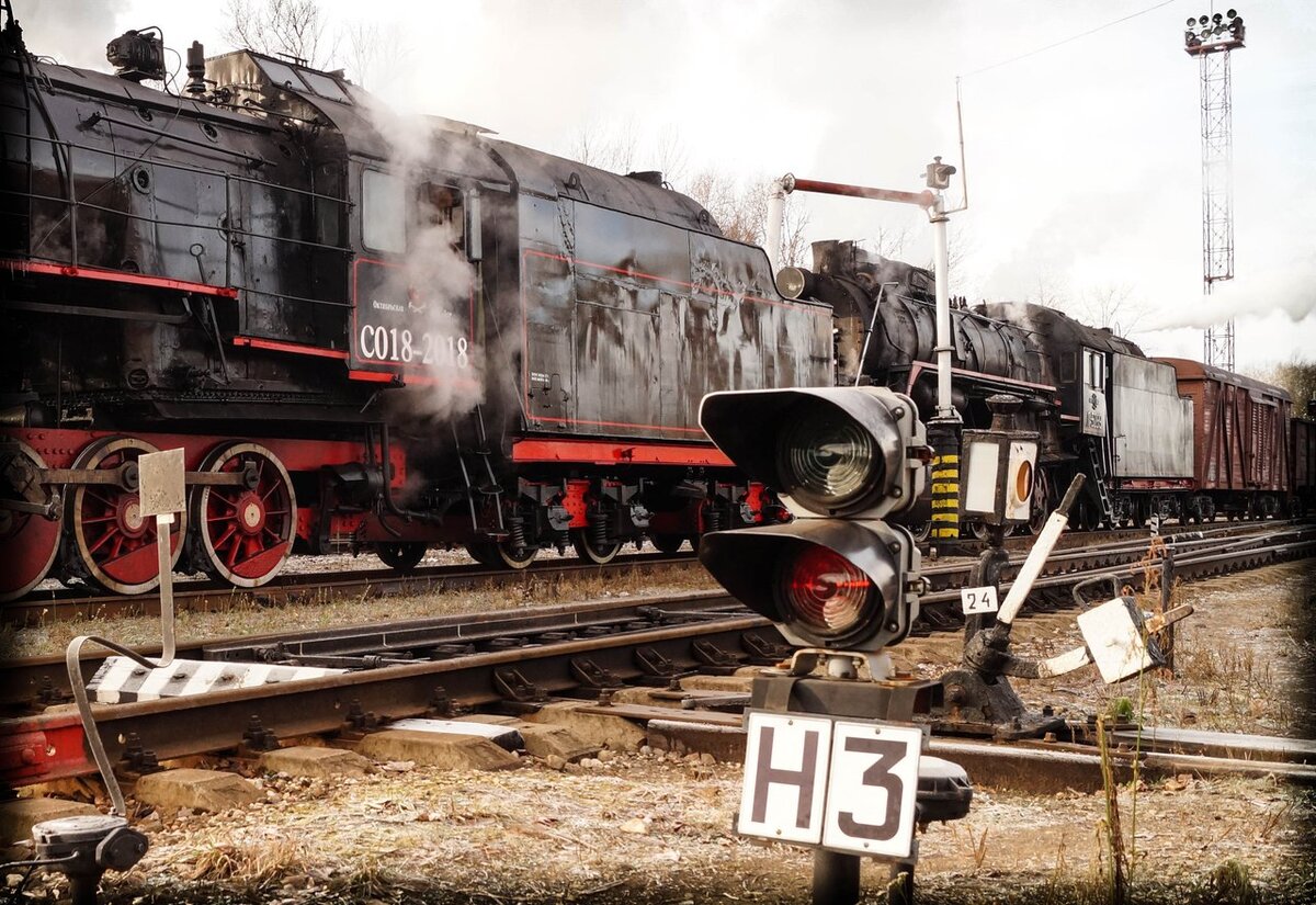 Старинная железнодорожная фактура на станции Осташков времён паровозной эры: ручные стрелочные переводы с флюгарками, паровозная гидроколонка и сами паровозы серий СО и Л. Октябрь 2014г. Фото: Алексей Алексеев