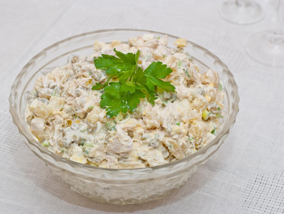 Салат "Столичный" с курицей-вариант подачи блюда.