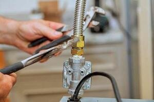 Если причина утечки газа не в резьбовых соединениях и шлангах, то возможно: