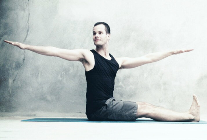 ИП: руки в стороны, корпус прямо. Ноги вместе, стопы подтянуты. Поворот в сторону на выдохе. Поворот осуществляется выше поясницы! Не заваливайте корпус, одна рука уходит за спину, другая рука остается в параллели с ногами. Можно делать подходами на одну сторону, или поворачиваясь в одну и другую сторону.