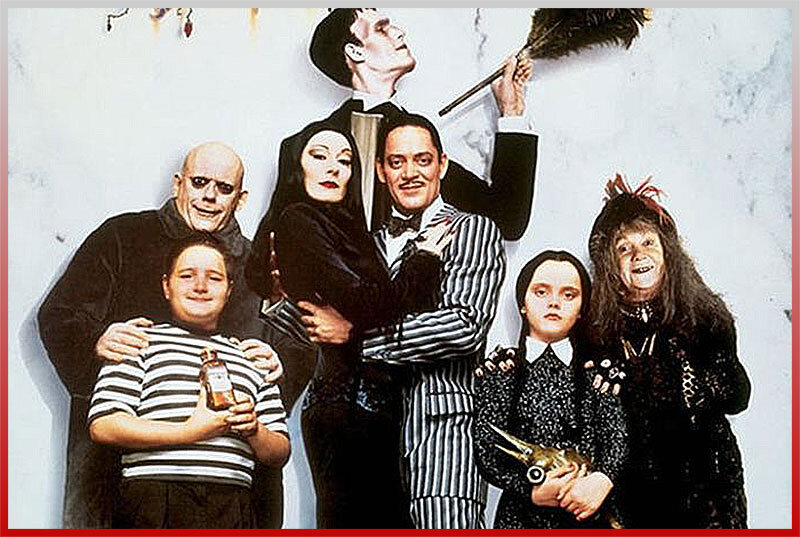 Члены семейки Адамс безусловно нравятся друг другу!