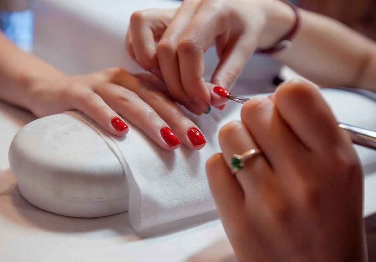 Девять признаков того, что ваш мастер маникюра не профессионал.
