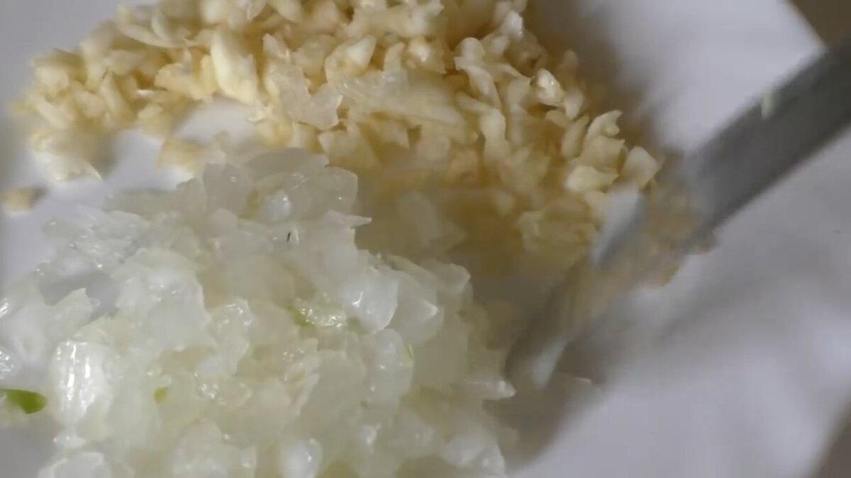 Чеснок и лук порезанные.