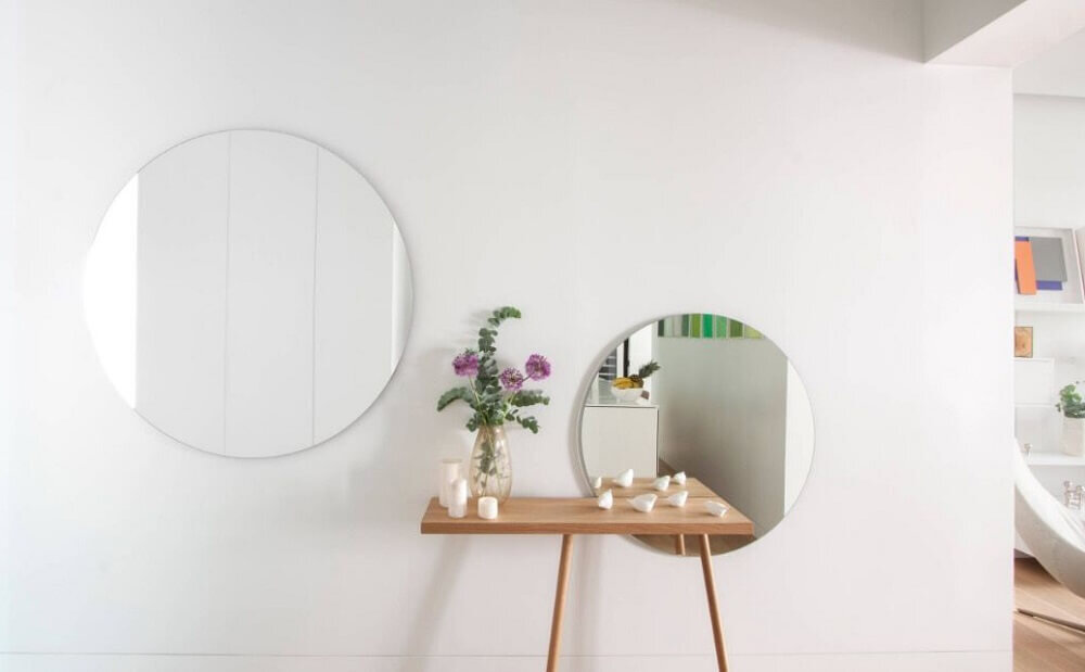 На фото: Ассиметричная установка зеркал в прихожей