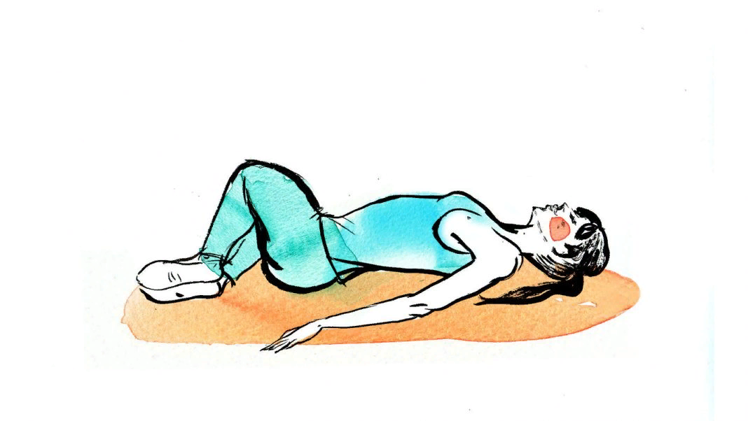 Читать лежа вредно лежа на горячем песке. Упражнения лежа на спине. Упражнение лежа на спине ноги согнуты в коленях. Лежит на животе ноги согнуты в коленях. Картины лежа на спине.