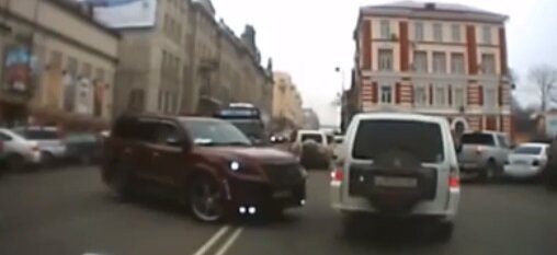 Лексус и пересечение двух сплошных