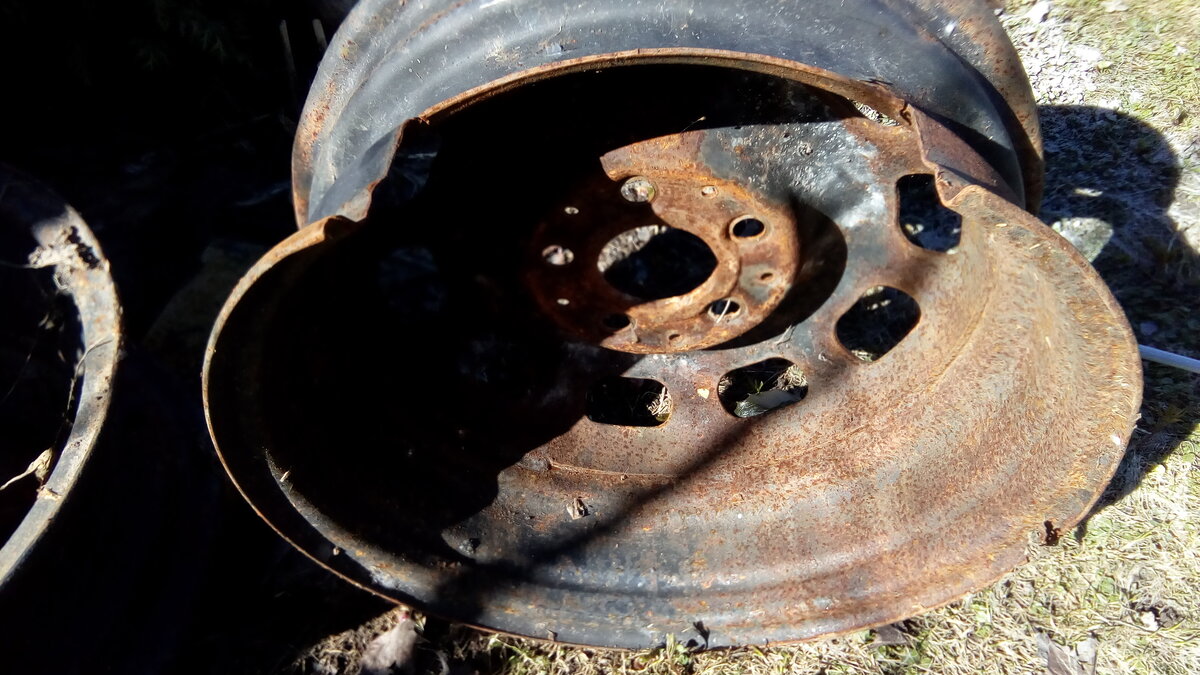 Диск предпочитаю 1 мм толщиной, режет как по маслу, не коробит деталь, и при аварии не так далеко разлетается.