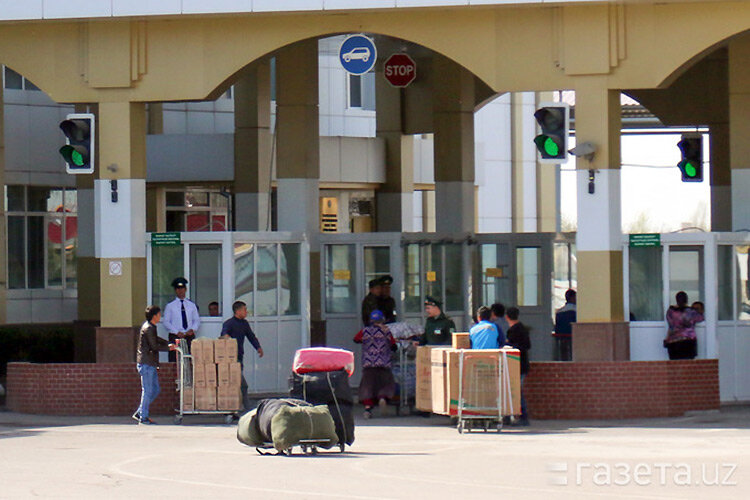 Таможенный пост в Узбекистане. Фото с сайта Gazeta.uz