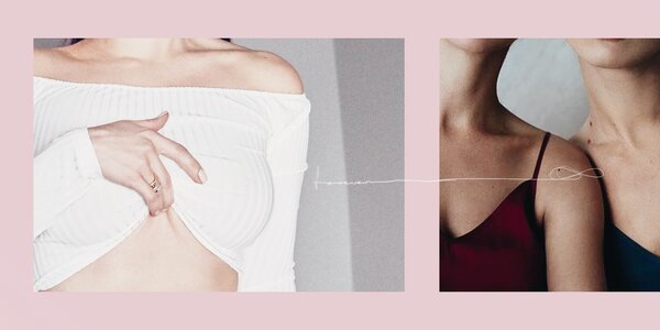 Две подруги разговаривают в парке