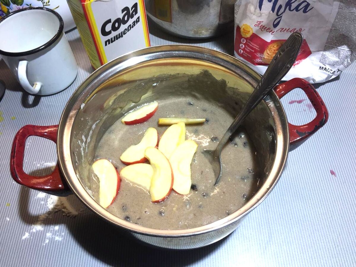 Добавляю яблоки, ягоды, варенье