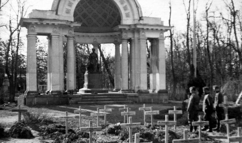 Немецкие захоронения у павильона «Росси» в Павловском парке. 