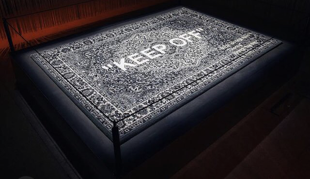 Цена ковра Virgil Abloh IKEA "KEEP OFF" - $499 (32 000 руб)