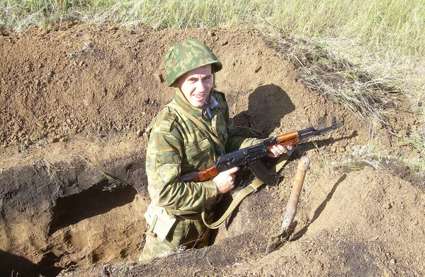 На фото. Сержант в" одетой" каске.