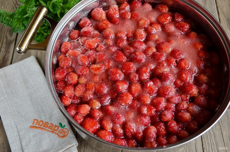 Варенье клубника. Клубничное варенье перетертое. Можно ли сахаре клубнику. Можно ли сахаре клубнику. Варенье из клубники без варки.
