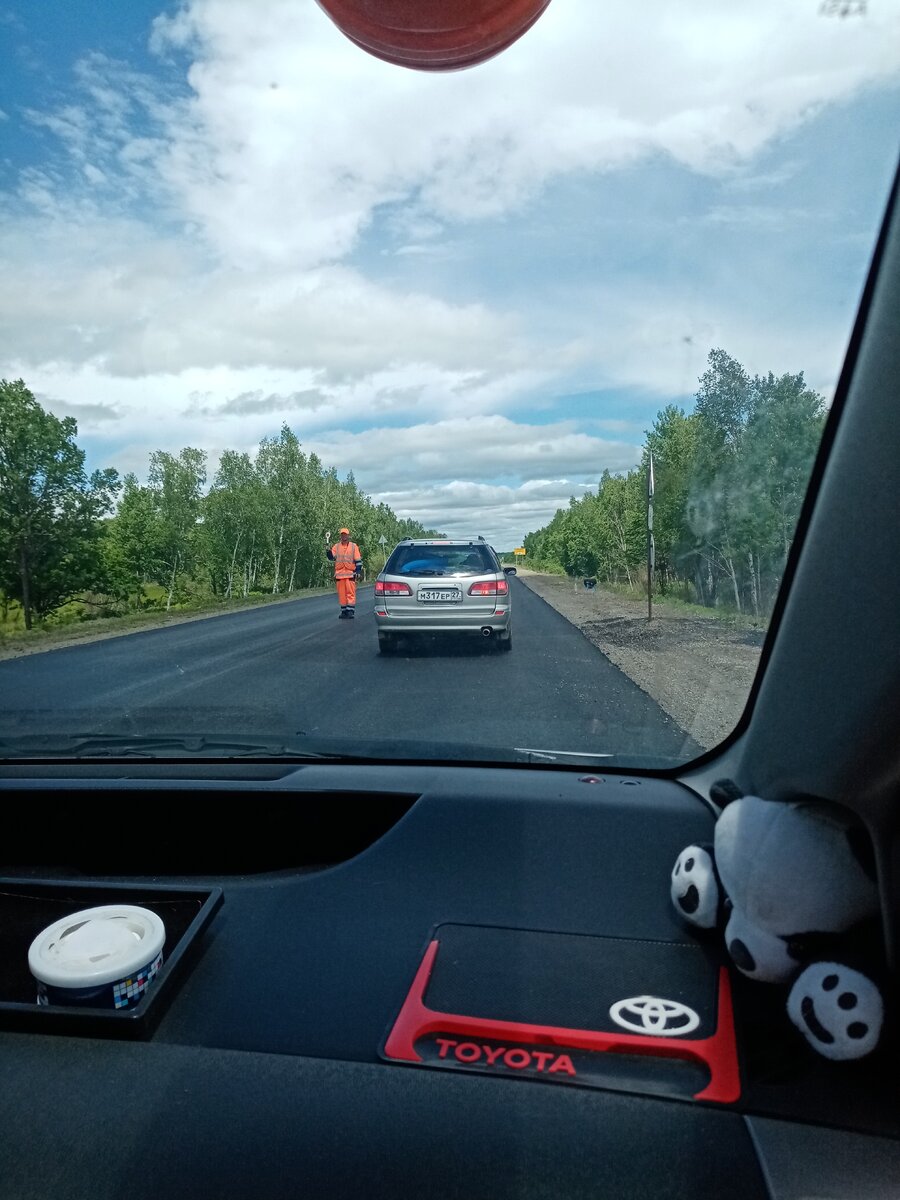 Ремонт дороги почти везде. И везде регулировки. 