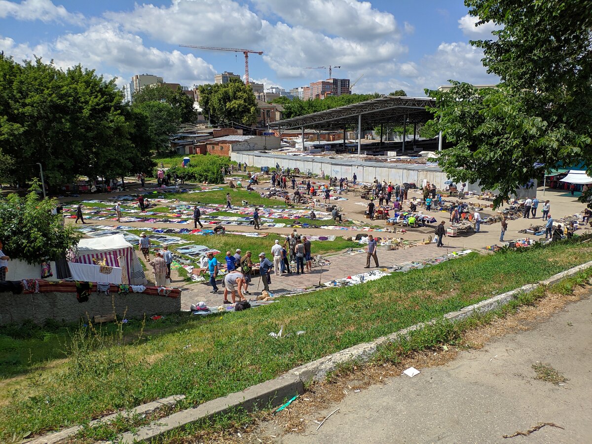 Вид на барахолку с Мюнстерского моста. 