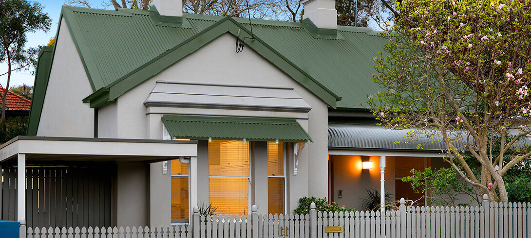 Фасады домов с зеленой крышей фото варианты