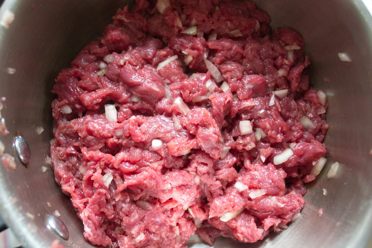 Рубленное мясо свинины. Фарш. Рубленная говядина.