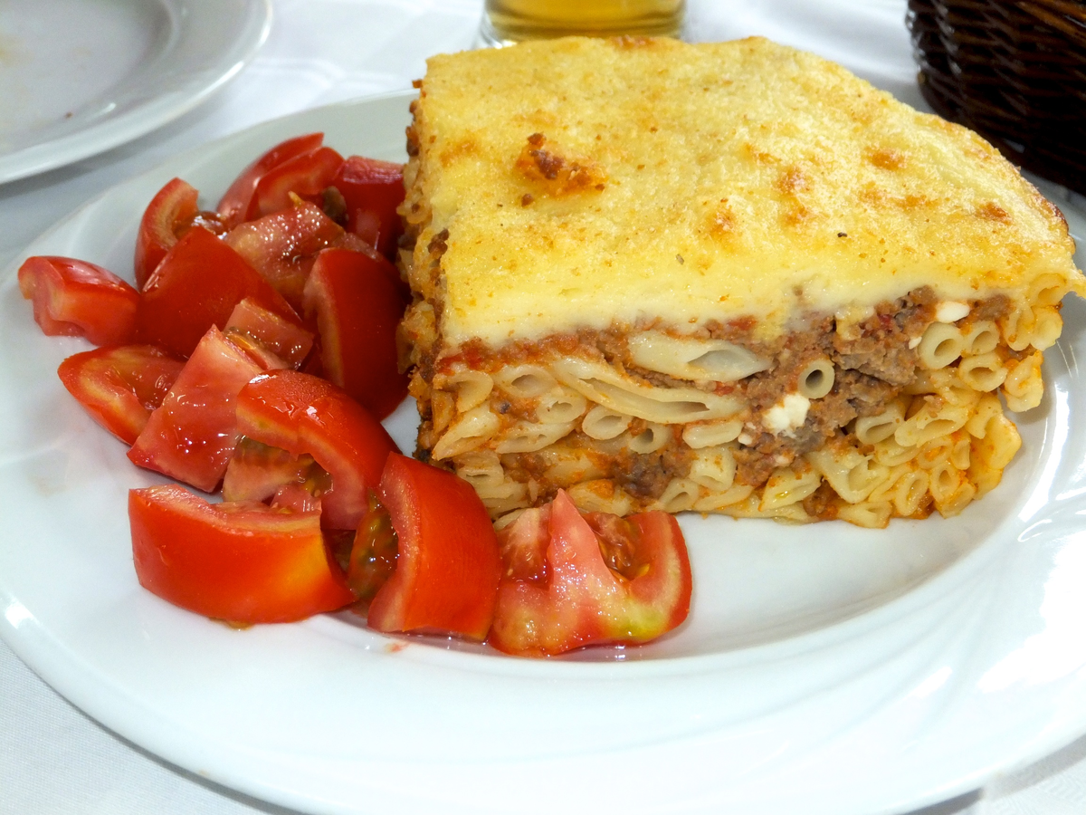 Пастицио Греческая запеканка. Греческая кухня пастицио. Макаронник лапшевник. Макаронник запеканка.