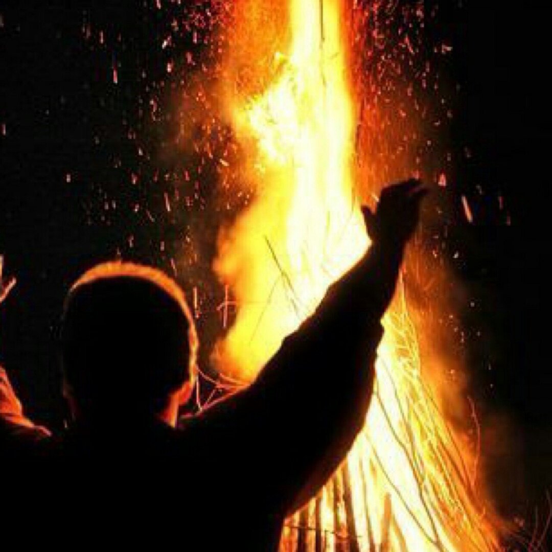 Ритуал солнца. Ритуалы с огнем. Поклонение огню. Ритуал у костра. Поколение огню.