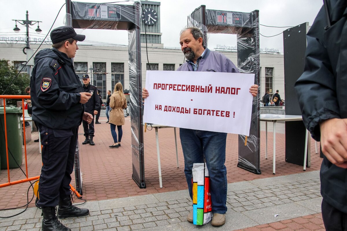 На митинг за социальные, экономические и политические права граждан собралось около полусотни человек. / Фото: Metagazeta.ru / Анатолий Трофимов