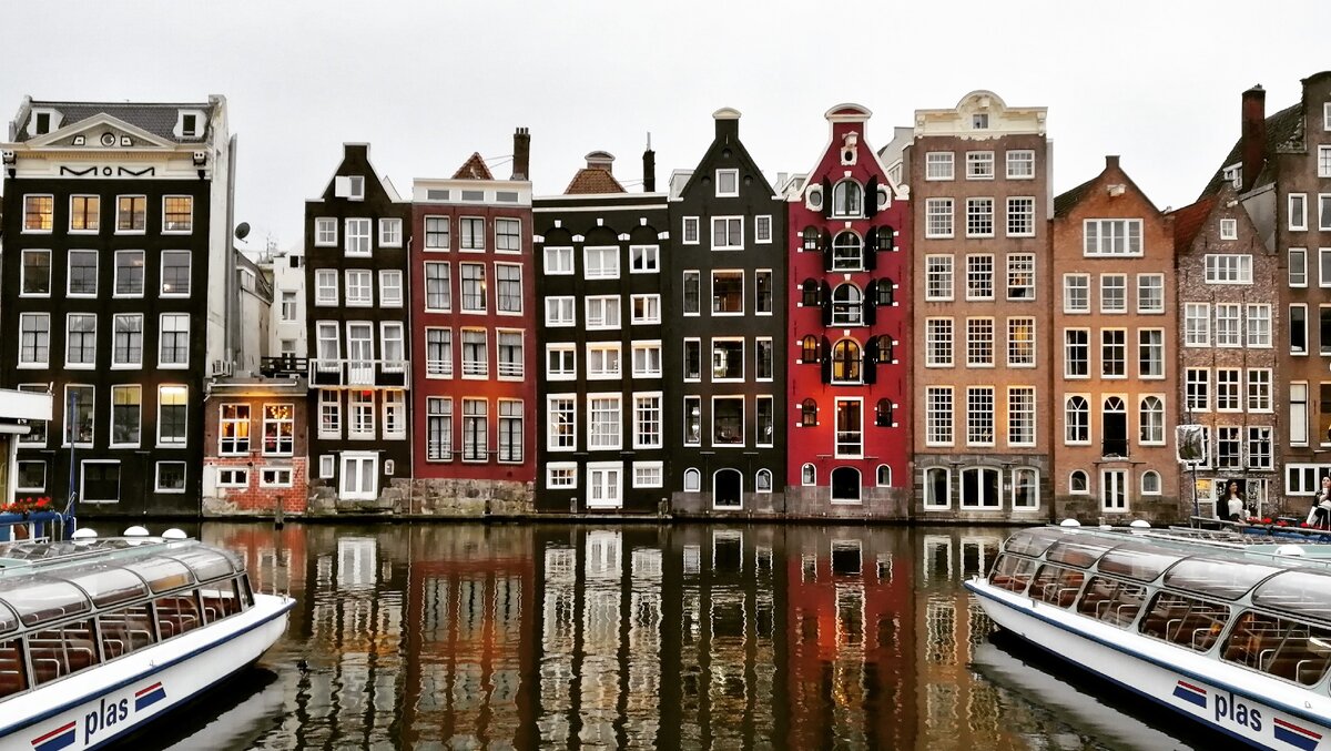 Старинные "кривые" и "пьяные" дома - визитная карточка города 