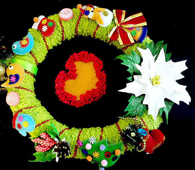 Новогодний венок с цветком пуансеттии, фото автора