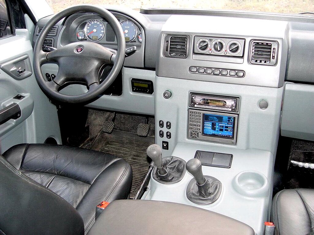 "монументальная" панель приборов 