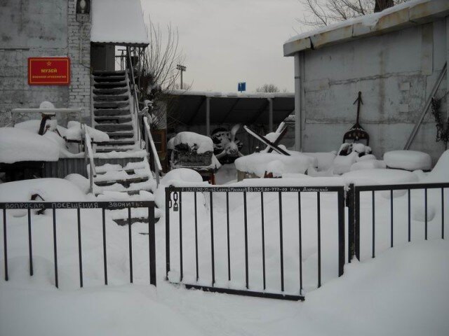 Вход на территорию. Все самое примечательное скрыто под снегом.