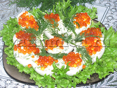 Закуска из фаршированных яиц со шпротами и красной икрой