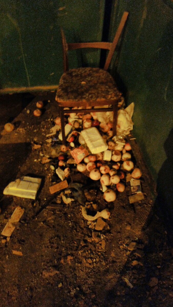 И яблоки бесхозные валяются.