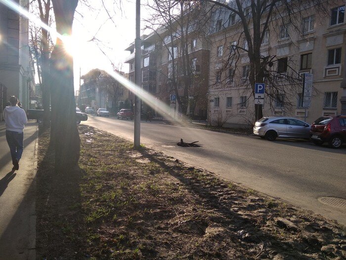 Рядом с хостелом, где я заселился, в центре города, на Щапова, яма на проезжей части. Через неделю, когда уезжал из города, она осталась нетронутой.