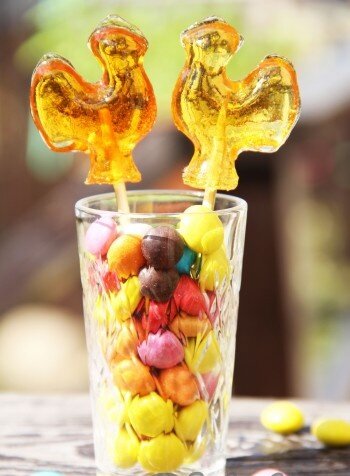 В детстве мне бабушка делала леденцы на палочке - это было самое любимое лакомство. Сейчас такие сладости можно купить в магазине, но вкус леденцов, приготовленных бабушкой, мне не забыть никогда. У меня с тех времён осталась форма для леденцов, сейчас я сама делаю леденцы на палочке в домашних условиях и радую всех деток во дворе. Предлагаю один из рецептов приготовления леденцов из сахара. 