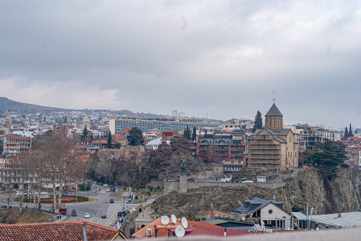 Днем Тбилиси хорош, но по вечерам с подсветкой город оживает, играя вечерними огоньками и завлекая туристов в тысячу местных ресторанчиков и баров