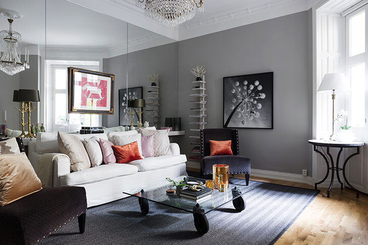 Зеркальная стена, стеклянная столешница, мебель светлых оттенков, легкие занавески делают интерьер светлее, и не обязательно красить стены в белый.