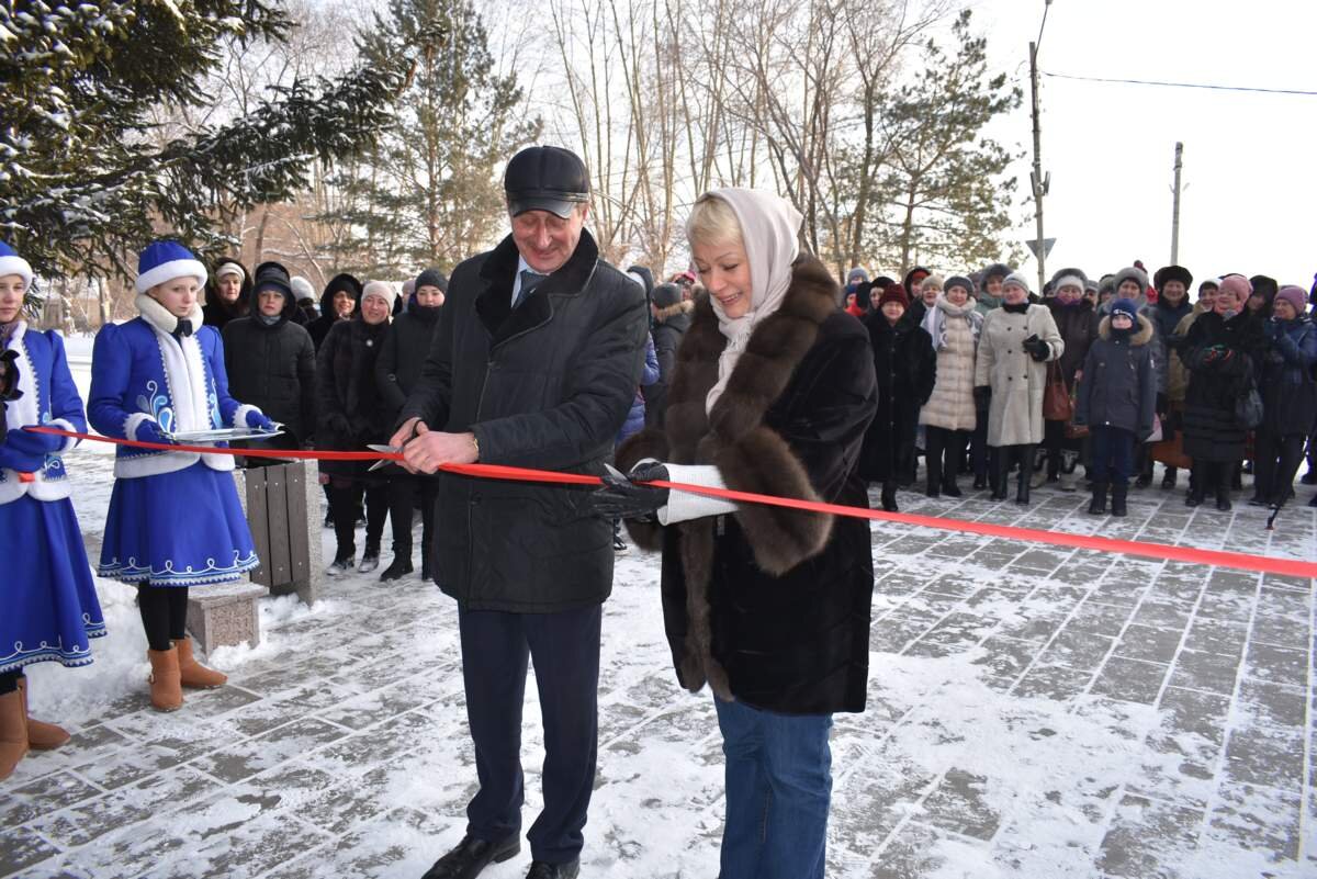 Право разрезать красную ленточку доверено главе города Бородино Александру Веретенникову и заместителю генерального директора "СУЭК-Красноярск", руководителю Фонда "СУЭК-РЕГИОНАМ" в Красноярском крае Марине Смирновой. Фото Виктора Решетеня.
