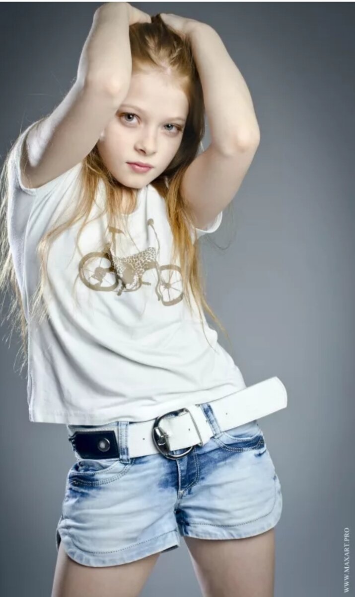 😵Куда так быстро стремятся повзрослеть девочки 12-15 лет?! Смотришь чьи-то странички и...полное непонимание и шок... Демонстрация поп,взрослых поз, полуоткрытый рот с надутыми губами, секс и призыв в глазах...побудьте,вашу мать,детьми!!! Осознавать свою привлекательность и трах***ся вы будете до конца жизни,а вот это ,настоящее время,потом не вернешь...
Наша молодежь стала меньше пить ,курить👍жаль только ,что это дань моде,как и все эти "рукалицо" и прочие фишки,которые на каждой странице как клеймо "стадности"....