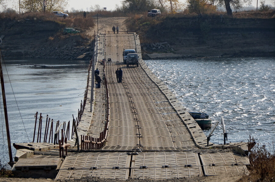 Вот самый яркий пример — все неровности понтонных мостов подвеска передаст в салон и в руль. Вот сколько бы тысяч насечек на дорожном полотне не было — вы прочувствуете каждую {закадровый зловещий хохот} Фото с Яндекс.Картинки