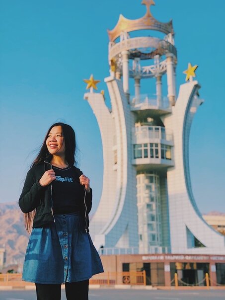 СКОЛЬКО НАМ СТОИЛИ 4 ДНЯ В ТАДЖИКИСТАНЕ?

Что там в Таджикистане, для меня была загадка. Я вообще ничего не знала об этой стране, культуре. Она мне казалась такой загадочной и необычной, ведь туристов здесь почти нет.

Горы, природы - что-то невероятное, они настолько живописные. В Таджикистане горы другие, все разные и каждая особенна и интересна.

Почему мы так мало пробыли там? Честно, мы скорее хотели уехать. Нам было некомфортно находиться, причин несколько:
1. Плохой интернет везде, даже в отелях. Грузится по полчаса, аж глаз дергался. Нужно искать информацию, куда пойти, поехать дальше, сколько стоит. А это невозможно.
2. В основном нам попадались хамы. Грубость, агрессия и навязчивость - это то, что мы ощущали на протяжении всего нахождения в Таджикистане.
- Мы фотографировались возле мечети, и мужчина начал орать типа хватит, достаточно уже;
- Заходили в музеи спросить сколько стоит, нам отвечали, мы говорили, спасибо и уходили. За нами шли и говорили вам что жалко денег? Заходите давайте уже;
- В каждой стране я фотографировала руку на фоне консульства России (что вот частичка моей страны). Охранник начал орать, отбирать телефон, мы показываем, что удалили, нет, он говорит, что обязан изъять телефон;
- Заезжали в хостел, думали, хотим ли здесь жить. Начала орать работница, у меня много работы, сколько я должна с вами тут стоять? Либо заезжайте, либо уходите;
- Фотографировали цены в зоопарк, кассир тоже чуть ли не матом, э, нечего тут снимать! Мы ей отвечаем, что мы не вас, а цены, она орет, все равно не нужно! Уберите быстро телефон!
- Таксисты, которые хватают рюкзаки, тебя, не дают проходу, кричат тебе прям в ухо. Ты говоришь, хорошо, я хочу узнать у других таксистов, сколько будет стоить, а они не дают тебе дальше идти.

Нам показалось, страна в туризме не заинтересована.

Итого:
2 человека
2 города
4 дня
362 сомони~2379 рублей на транспорт между городами и границей
126 сомони~828 рублей на проживание
109,1 сомони~717 рублей на питание
117,78 сомони~774 рубля бюджет в день на двоих, или 58,89 сомони~387 рублей в день на одного (без учёта проживания)
597,1 сомони~3924 рубля траты ТОЛЬКО по Таджикистану

#ВиталияХон_Таджикистан #отдых #путешествие