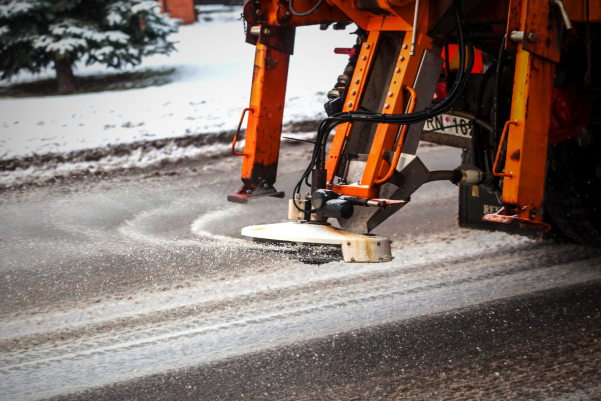 Обработка дорожного покрытия солью