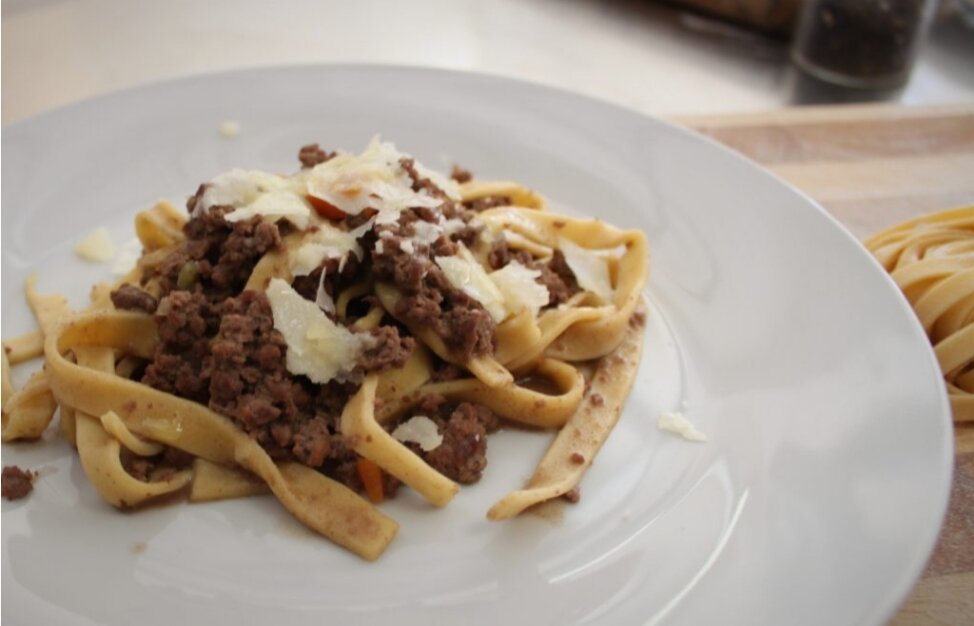 Ингредиенты:

Рагу на 5 человек:

0,5 кг говядины

50 г моркови

50 г лука

50 г сельдерея

1 dcl белого вина

0,5 л говяжьего бульона

соль

пучок трав-розмарин, лавровый лист, шалфей


Паста fresca 5 порций:

0,5 кг простой муки

5 яиц

щепотка соли

капля оливкового масла