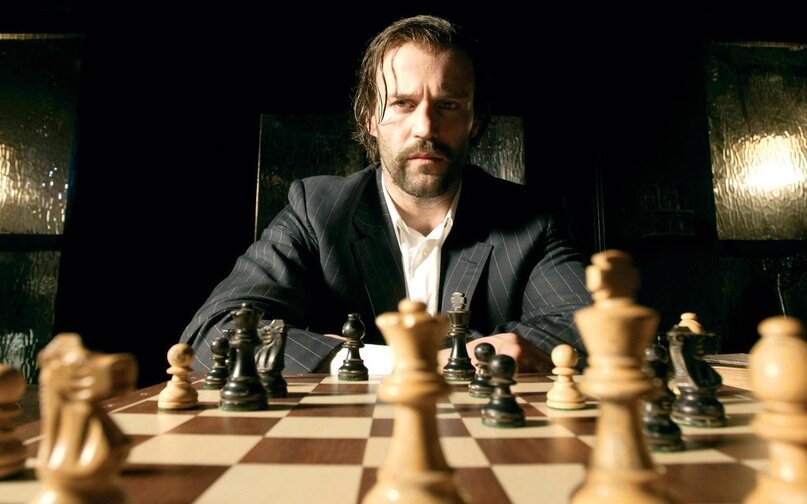 3. Револьвер – 2005 год. В фильме поднимается достаточно много философских вопросов, все они зашифрованы в цитатах героев, которые время от времени появляются на экране. Каждая реплика объясняется зрителю показом какого-то момента жизни главного героя. В конечном итоге остается только одна мысль: люди в мире делятся на две категории – кто-то из них жертва, кто-то победитель, и только тебе решать, кем будешь ты. 