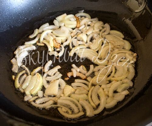 Лук нарезаем полукольцами, лисички режем крупно. В сковороде на средне сильном огне разогреваем растительное и сливочное масло. Кладем лук и жарим, помешивая, 3-4 минуты. 